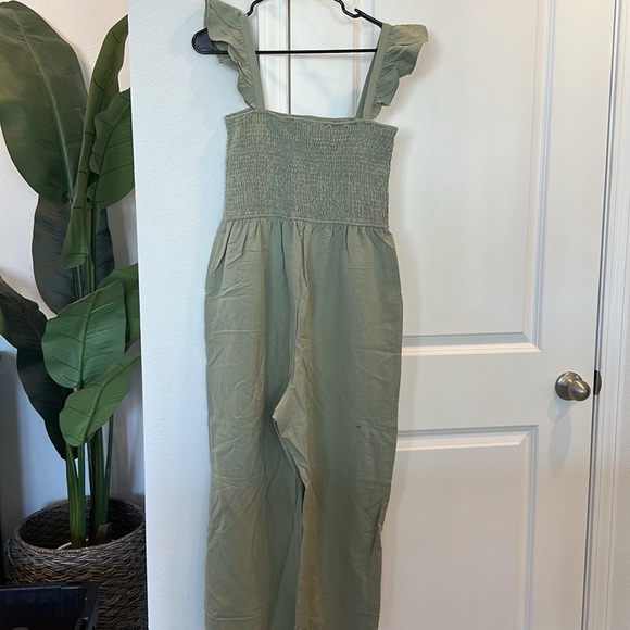 NWOT Pink Lily Jumpsuit. Size Medium. Green. Has pockets. Never worn. - Picture 2 of 3